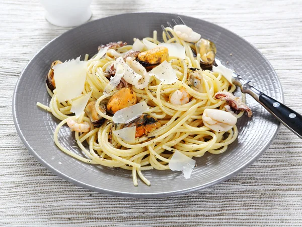 Espaguete italiano com frutos do mar — Fotografia de Stock