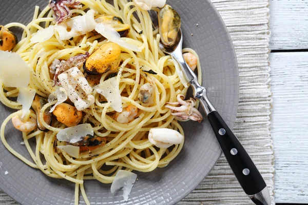 Espaguetis con mariscos en plato —  Fotos de Stock