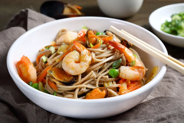 Fideos con camarones y mejillones —  Fotos de Stock