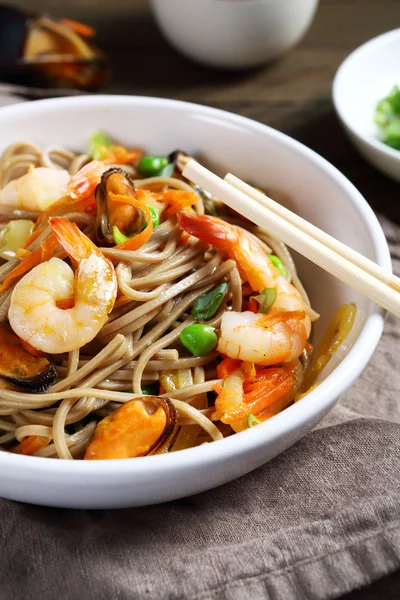 Boekweitnoedels met garnalen en mosselen — Stockfoto