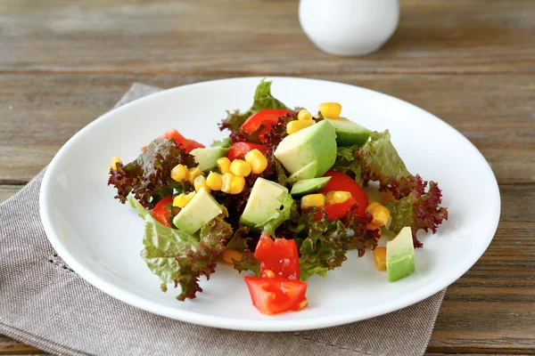 Salada com abacate, tomates e milho em uma chapa — Fotografia de Stock