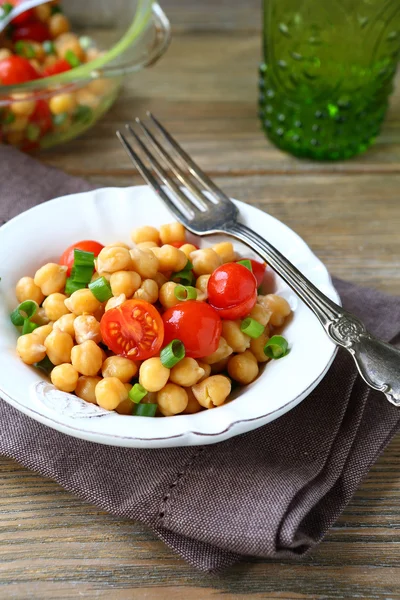 Chickpeas with tomatoes and onions on a plate — Stock Photo, Image