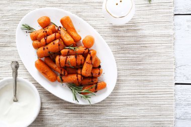 Kavrulmuş bebek havuç bir plaka üzerinde