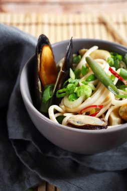 Buğday noodle ile deniz ürünleri