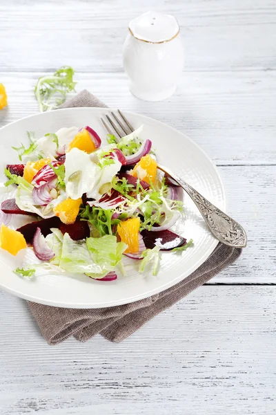 Gemischter Salat auf Teller — Stockfoto