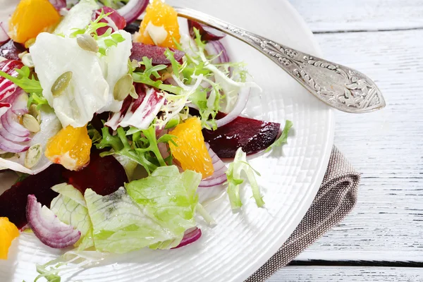 Salada deliciosa com fruto em um prato — Fotografia de Stock