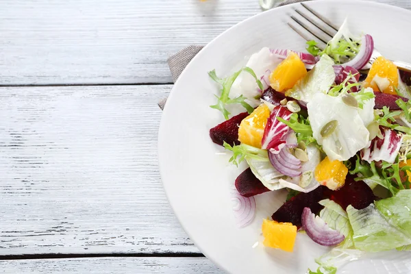 Salat mit Gemüse und Obst — Stockfoto