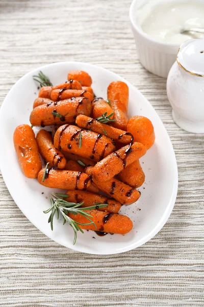 Carrots with cream sauce on plate — Stock Photo, Image