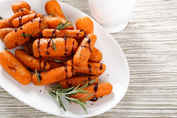 Kleine wortel met saus op plaat — Stockfoto