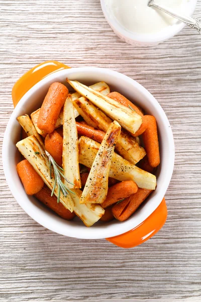 Horneado verduras en un tazón — Foto de Stock