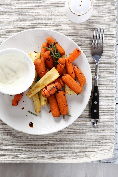 Морква з цибулею на тарілці — стокове фото