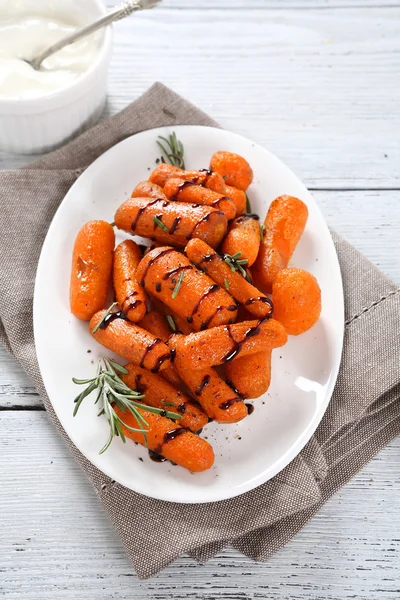 Heerlijke kleine gebakken wortel op plaat — Stockfoto