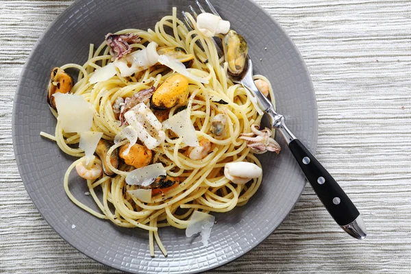 Deliciosos espaguetis en un plato — Foto de Stock