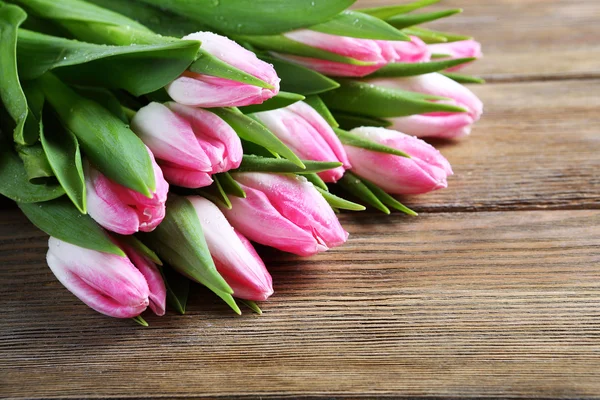 Tulpen op de houten ondergrond — Stockfoto