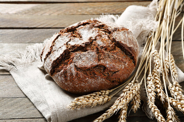 Чёрный хлеб на салфетке
