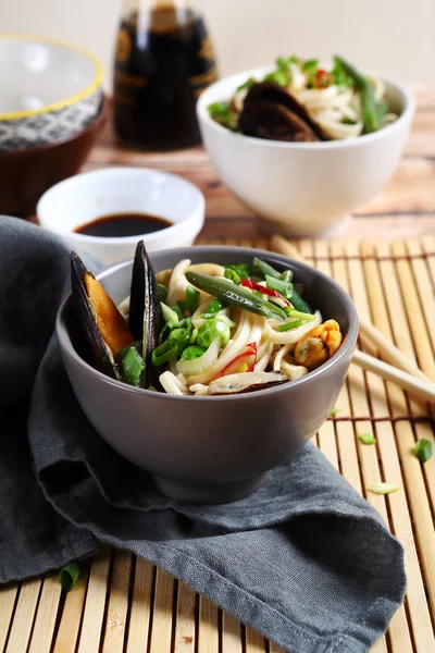 Chinese noodles with mussels — Stock Photo, Image