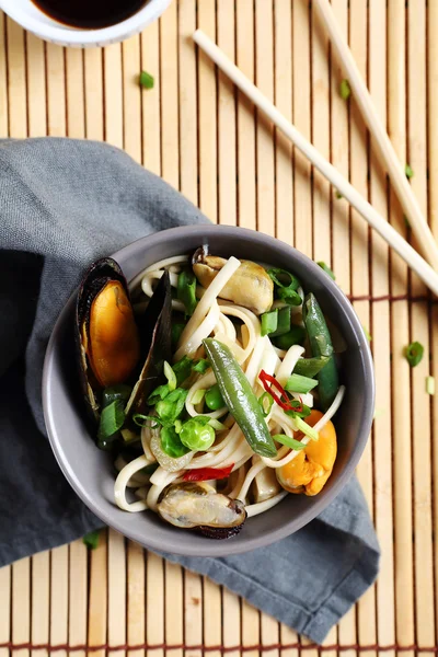 Chinese noodles with mussels in a bowl — Stock Photo, Image