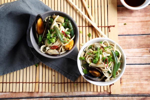 Soy noodles with mussels in a bowl — Stock Photo, Image