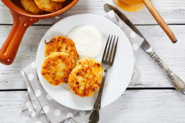bir tabakta bal ile Pancakes