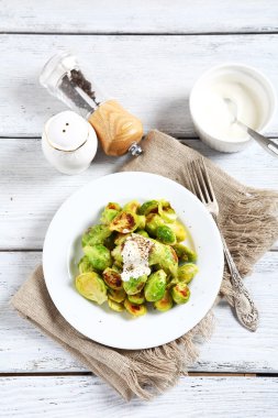 Kızarmış lahana beyaz plaka üzerinde