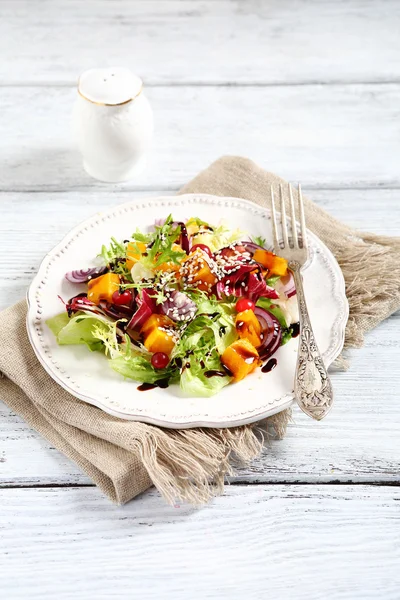 Sallad med pumpa på en tallrik — Stockfoto