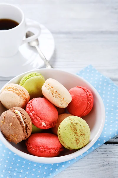 Macaroon em uma tigela branca com café — Fotografia de Stock