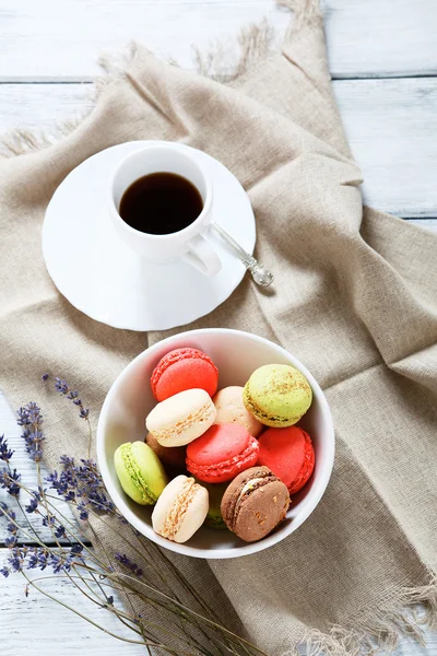 Macaroon in a bowl with coffee — Stock Photo, Image