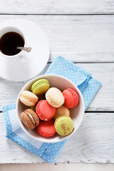 Macaroon with coffee on the boards — Stock Photo, Image