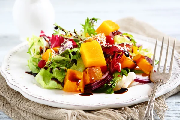 Insalata con fette di zucca su un piatto — Foto Stock