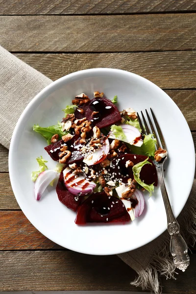 Ensalada con nueces y remolacha — Foto de Stock