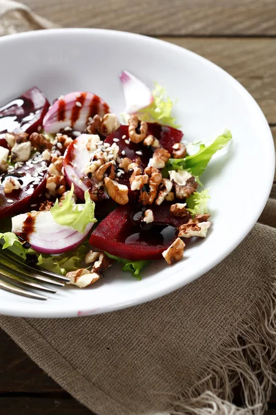 Salada leve com beterraba, nozes e repolho — Fotografia de Stock