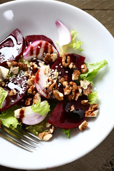 Plaka üzerinde sağlıklı pancar salatası — Stok fotoğraf