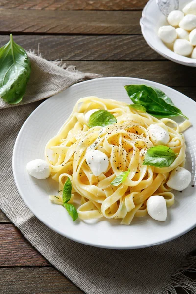 Pasta with mozzarella and basil — Stock Photo, Image