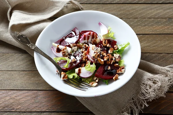 Krokante rode bieten salade op een witte plaat — Stockfoto