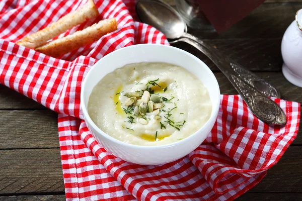 Сливочный суп с сельдереем и тыквенными семечками в миске — стоковое фото