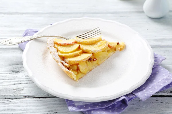 Plátek koláč s jablky na talíři — Stock fotografie
