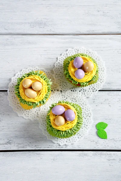 Cupcakes mit Sahne und Eiern — Stockfoto