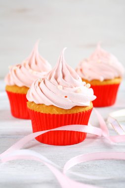 Masanın üzerine lezzetli kek