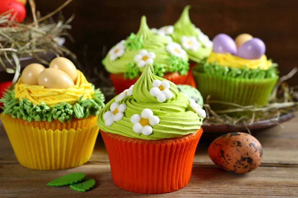 Reihe von schönen Cupcakes zu Ostern — Stockfoto