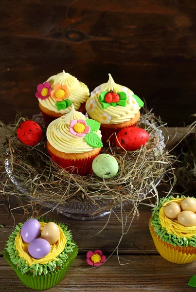 Komposition mit Cupcakes zu Ostern — Stockfoto