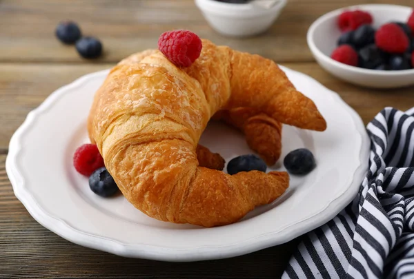 Croissant and berries — Stock Photo, Image