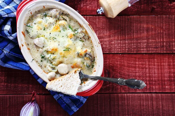 Cogumelos gratinados em molho de queijo — Fotografia de Stock