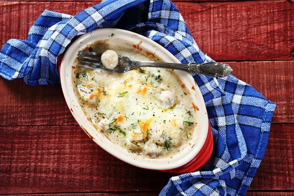 Champiñones en un plato para hornear —  Fotos de Stock