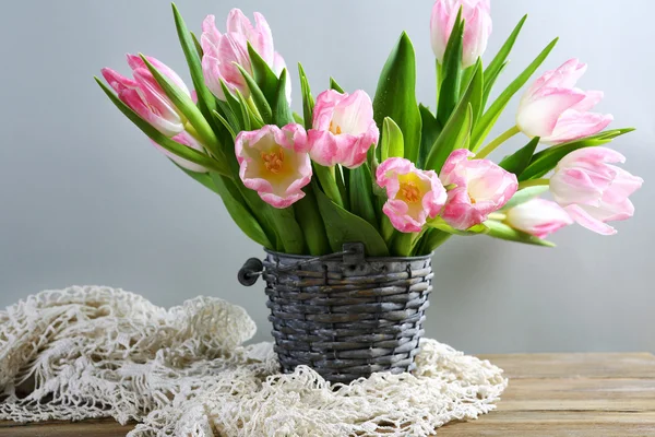 Tulipanes rosados en un jarrón — Foto de Stock