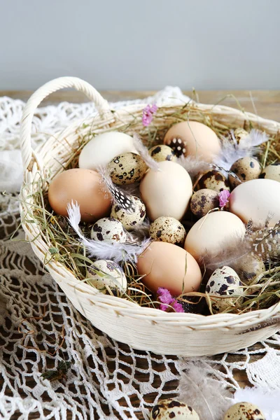 Granja huevos de Pascua en cesta — Foto de Stock