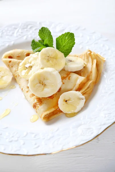 Panqueques con plátanos y miel —  Fotos de Stock