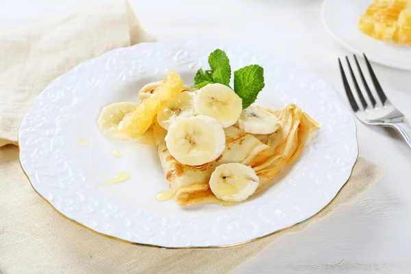 Panqueques con plátano y panal — Foto de Stock