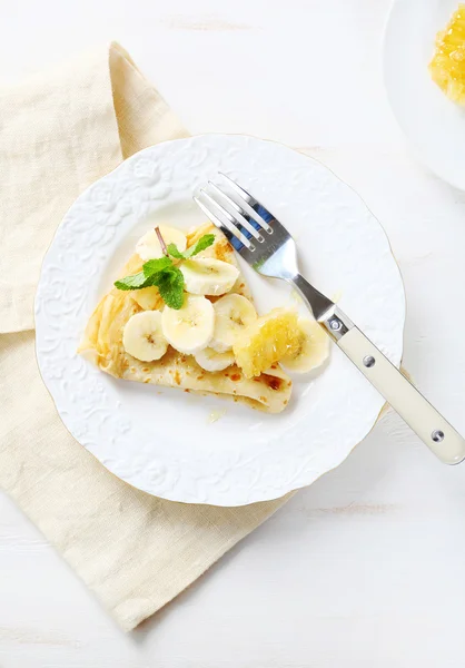 Crepes con banana e nido d'ape — Foto Stock