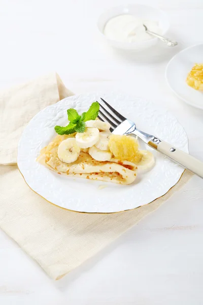 Leckere Crêpes mit Banane und Waben — Stockfoto