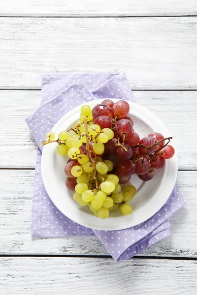 Zwei Arten von Trauben auf einem Teller — Stockfoto